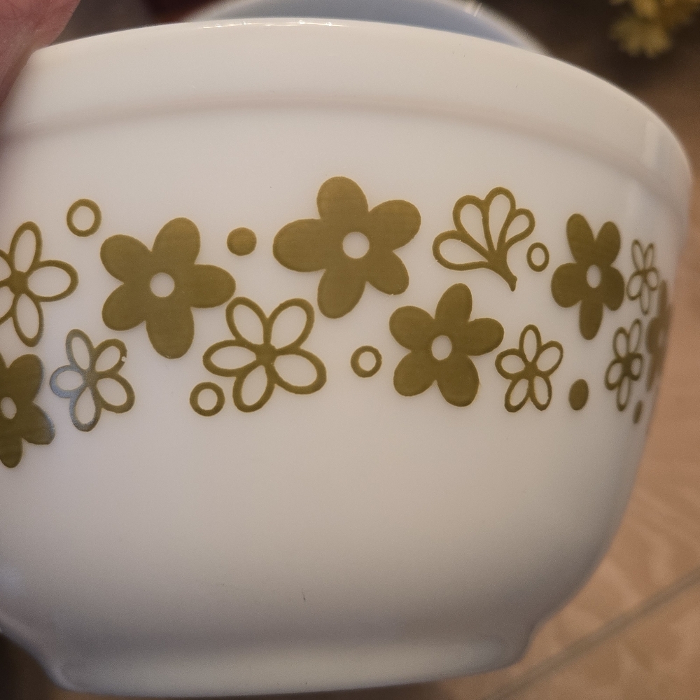 PYREX 402 — 7.25" — Spring Blossom Green (Crazy Daisy) — White with Green Flower - Picture 6 of 8